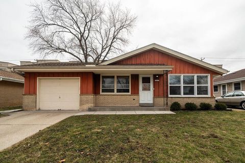 Photo of 10915 W Harvard Ln, Wauwatosa, WI 53226 (MLS # 1961384)