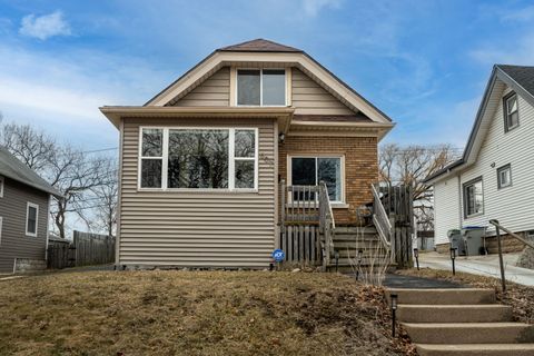 Photo of 607 S Oak Park Ct, Milwaukee, WI 53214 (MLS # 1954081)