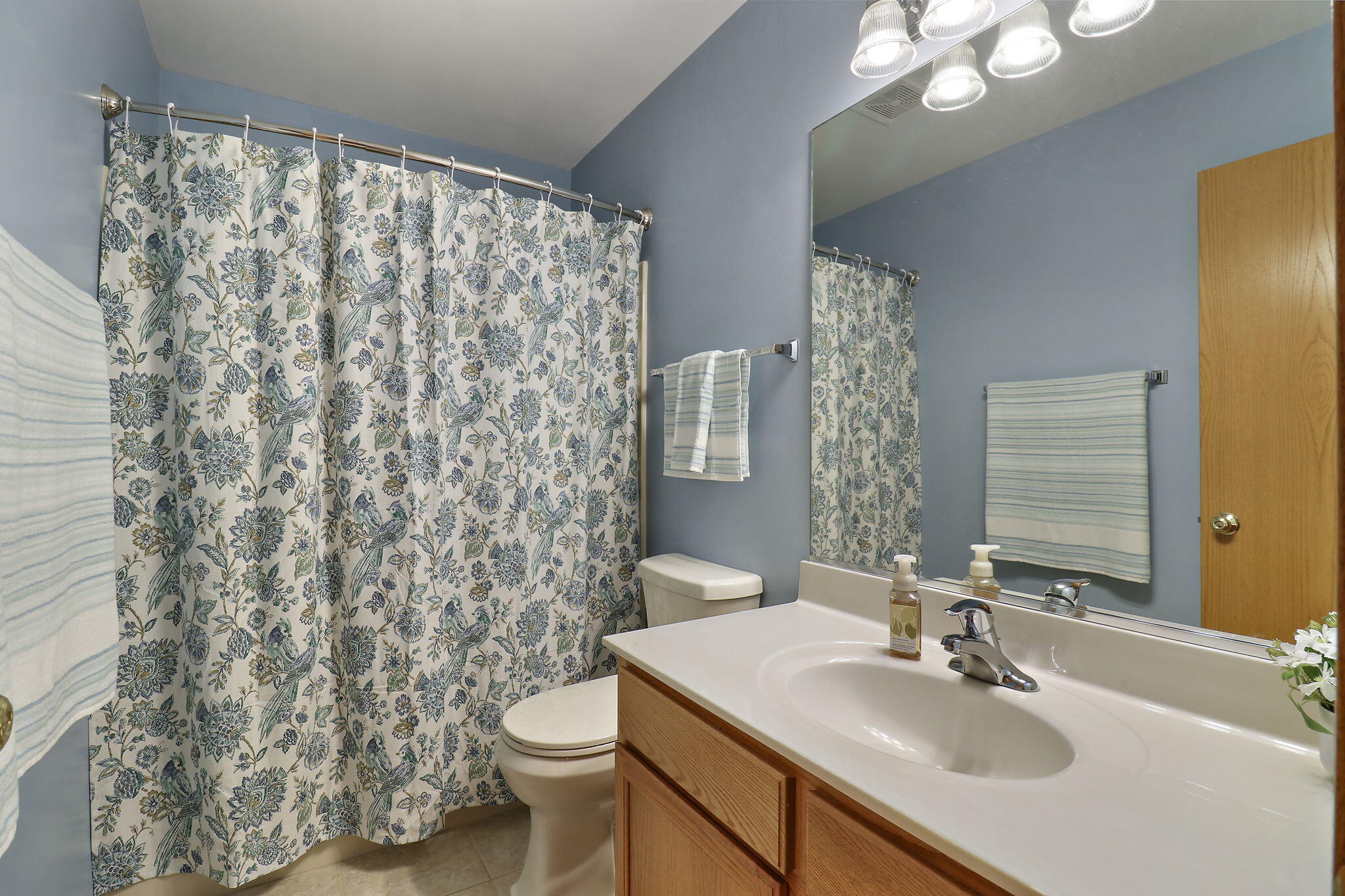 Kenosha, Wisconsin 53142, United States, 4 Bedrooms Bedrooms, ,3 BathroomsBathrooms,Residential,Pending,130717