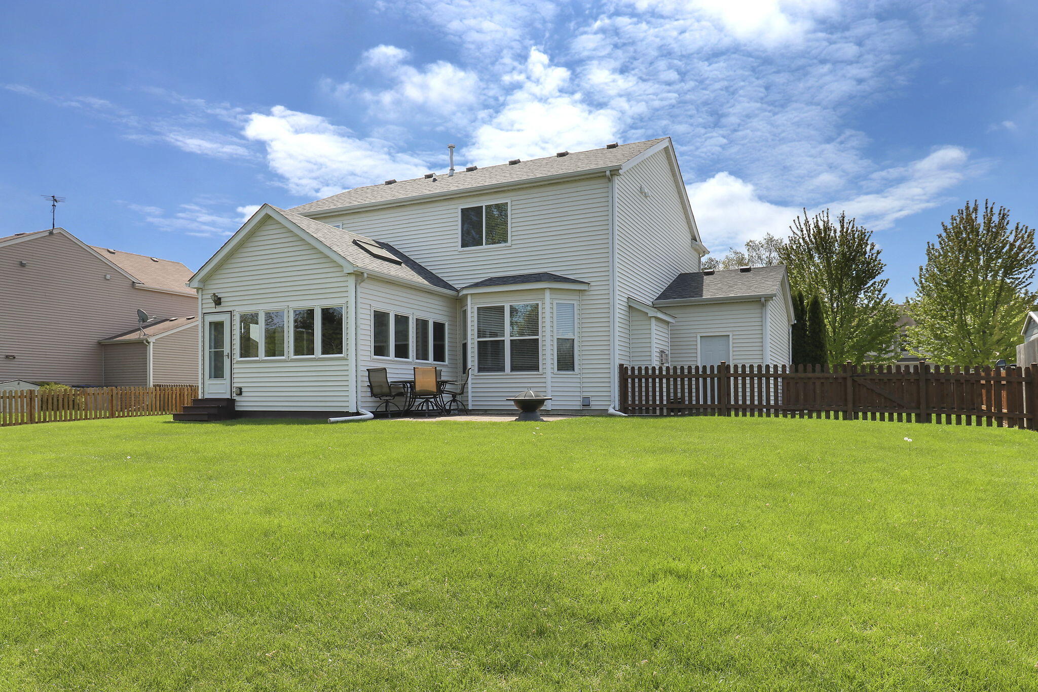 Kenosha, Wisconsin 53142, United States, 4 Bedrooms Bedrooms, ,3 BathroomsBathrooms,Residential,Pending,130717