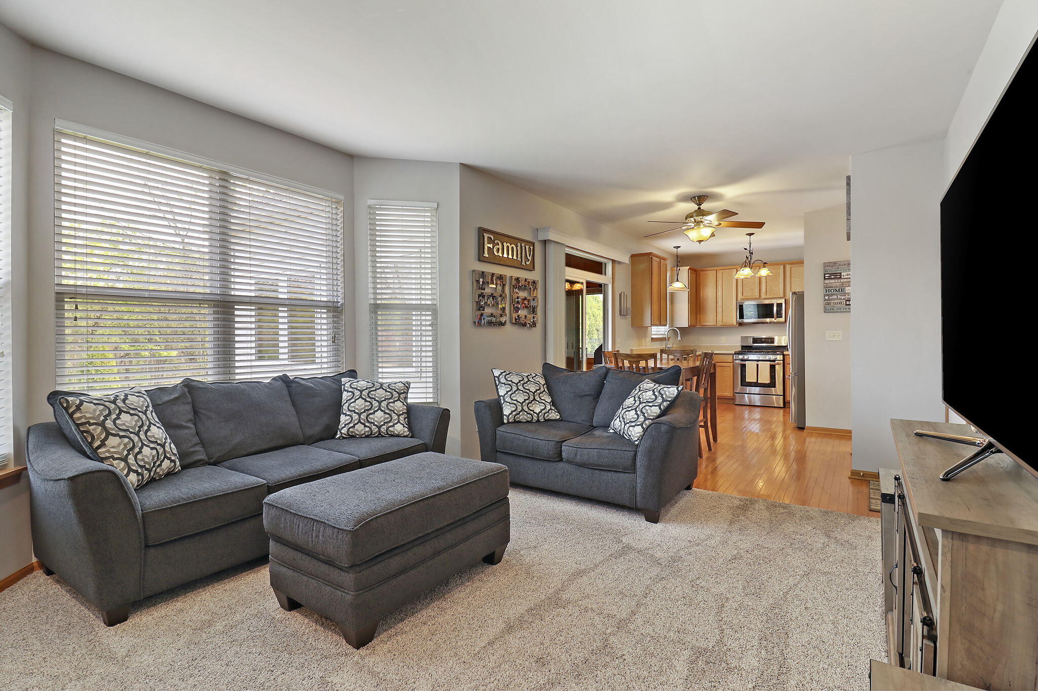 Kenosha, Wisconsin 53142, United States, 4 Bedrooms Bedrooms, ,3 BathroomsBathrooms,Residential,Pending,130717