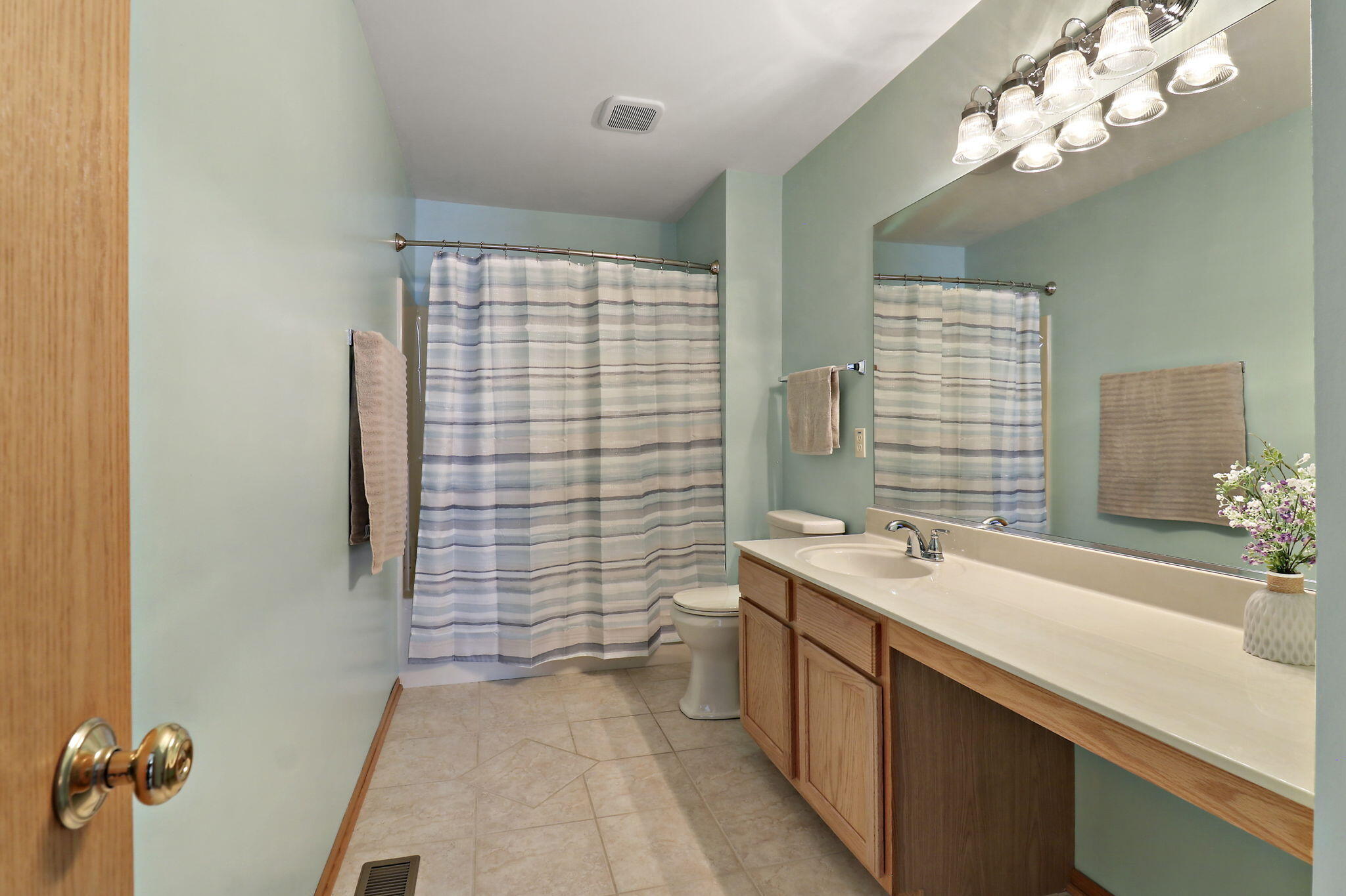 Kenosha, Wisconsin 53142, United States, 4 Bedrooms Bedrooms, ,3 BathroomsBathrooms,Residential,Pending,130717