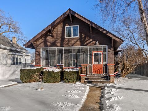 Photo of 923 N 8th St, Manitowoc, WI 54220 (MLS # 1947871)
