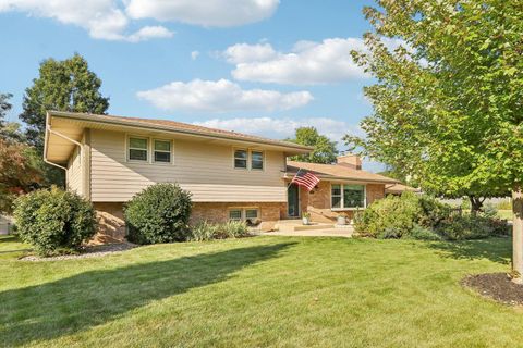 Photo of 15300 Fieldstone Dr, Brookfield, WI 53005 (MLS # 1941453) Photo of 15300 Fieldstone Dr, Brookfield, WI 53005 (MLS # 1941453)