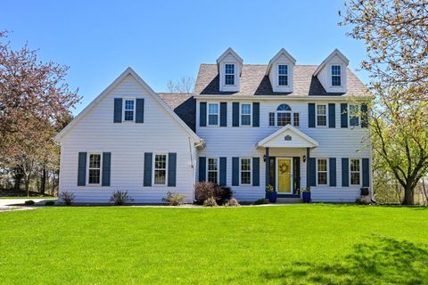 Photo of W262N2438 Deer Haven Dr, Pewaukee, WI 53072 (MLS # 1959202)