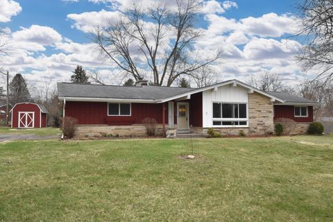 Photo of 2821 Chancery Ln, Waukesha, WI 53188 (MLS # 1956088)