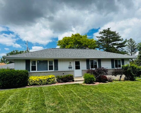 Photo of N92W17274 Forest Dr, Menomonee Falls, WI 53051 (MLS # 1969243)