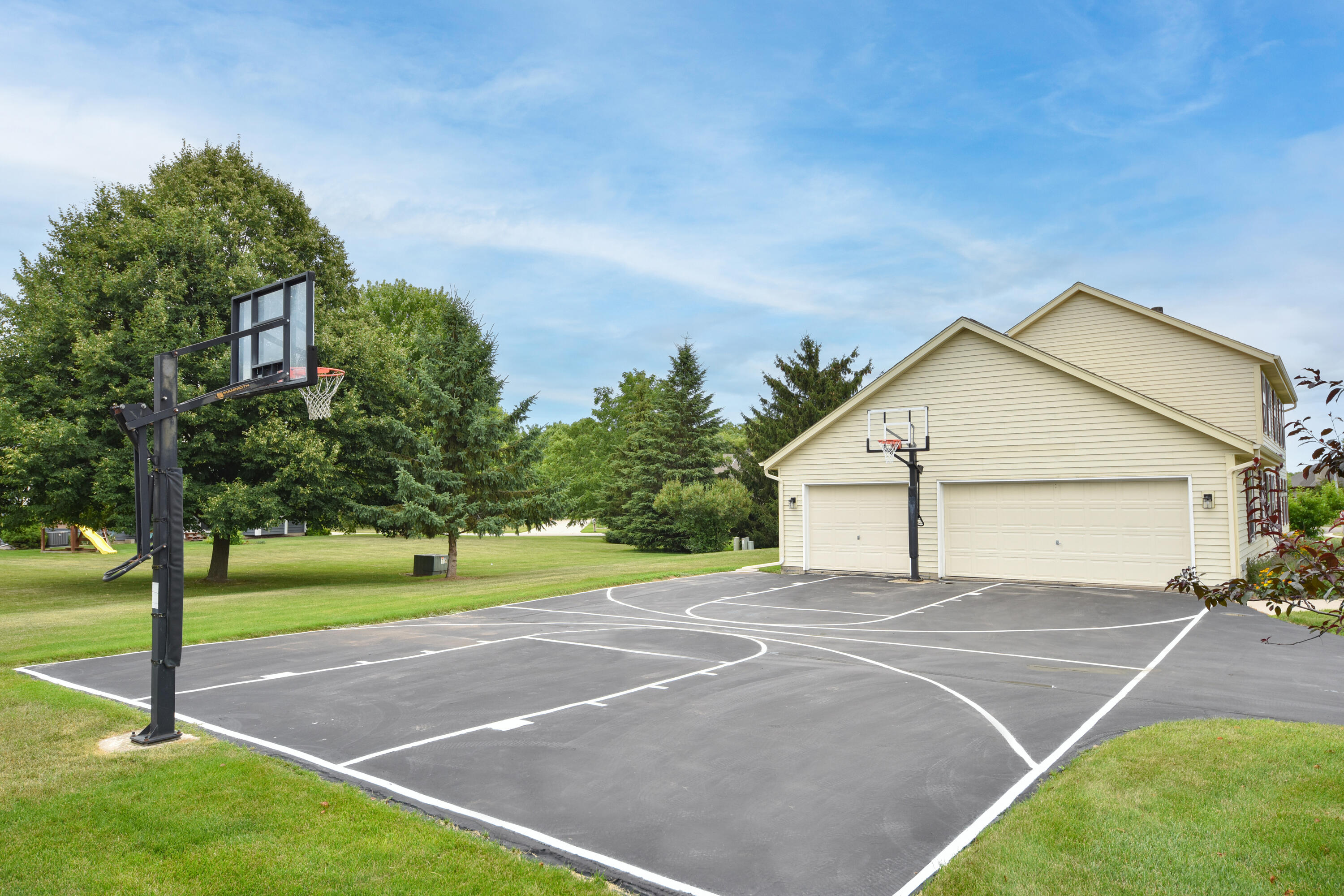 Menomonee Falls, Wisconsin 53051, United States, 4 Bedrooms Bedrooms, ,3 BathroomsBathrooms,Residential,Active,179230