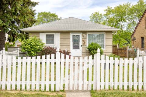 Photo of 632 Park Ave, South Milwaukee, WI 53172 (MLS # 1964234)