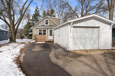 Photo of 324 Douglass Ave, Waukesha, WI 53186 (MLS # 1950062)