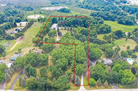 Photo of N79W34857 Petersen Rd, Oconomowoc, WI 53066 (MLS # 1972601)