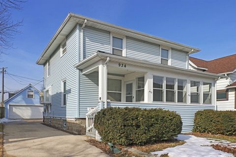 Photo of 934 Cleveland Ave, Racine, WI 53405 (MLS # 1951010)