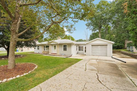 Photo of 1330 Parkway Dr, Brookfield, WI 53005 (MLS # 1935325)