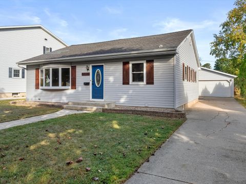 Photo of 1117 N 6th St, Manitowoc, WI 54220 (MLS # 1939066)