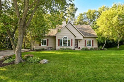 Photo of 6575 S Carroll Cir, Franklin, WI 53132 (MLS # 1937379)