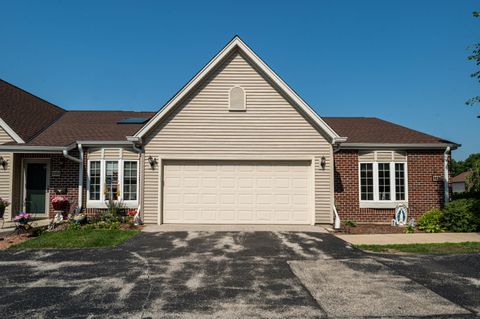 Photo of 5201 S Tuckaway Blvd, Greenfield, WI 53221 (MLS # 1956156)