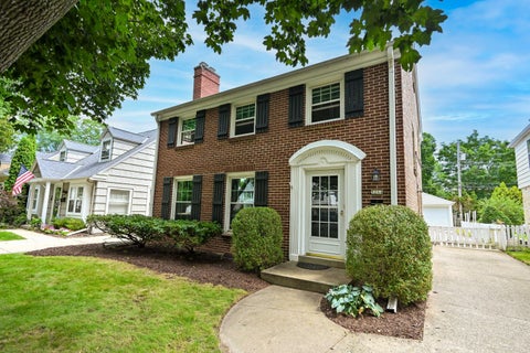 Photo of 5264 N Kent Ave, Whitefish Bay, WI 53217 (MLS # 1976736)