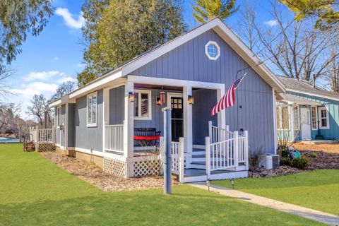 Photo of 12629 N East Shoreland Dr, Mequon, WI 53092 (MLS # 1911766)