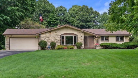 Photo of W215N10105 Hickory Dr, Germantown, WI 53017 (MLS # 1976737)