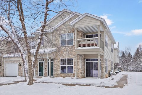 Photo of N17W26541 Meadowgrass Cir, Pewaukee, WI 53072 (MLS # 1944368)