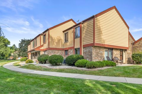 Photo of 4021 W College Ave, Franklin, WI 53221 (MLS # 1934828)