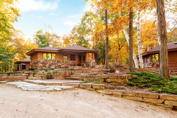 2775 E MORAINE DR, KEWASKUM, WI 53040 - Image 56b98ec4b8a33c25a227aa89ea0a6edc/3204020554