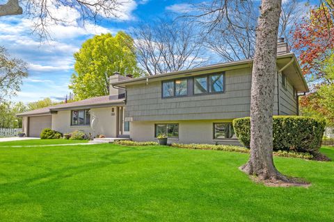 250 W Suburban Ct, Fox Point, WI 53217 - #: 1949753