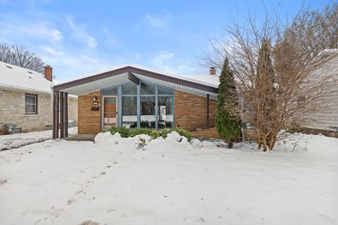 Photo of 3311 W Manitoba St, Milwaukee, WI 53215 (MLS # 1944975)