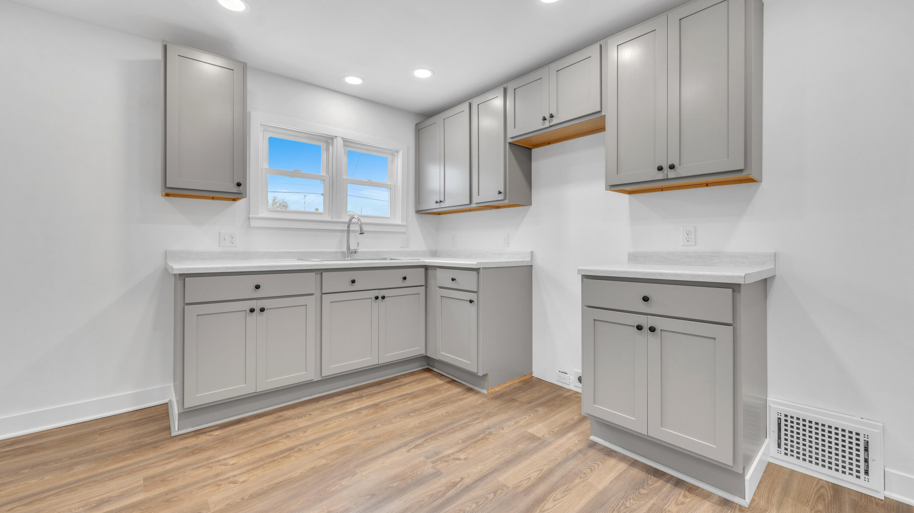 Sheboygan, Wisconsin 53081, United States, 3 Bedrooms Bedrooms, ,1 BathroomBathrooms,Residential,Active,252983