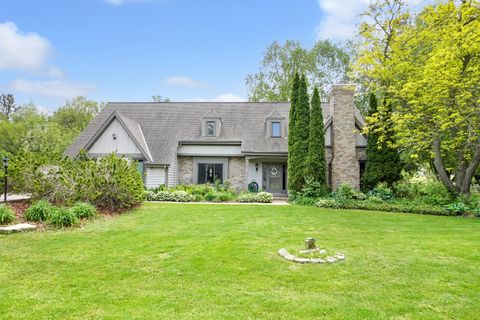 Photo of 906 Scenic Heights Dr, Delafield, WI 53018 (MLS # 1963635)