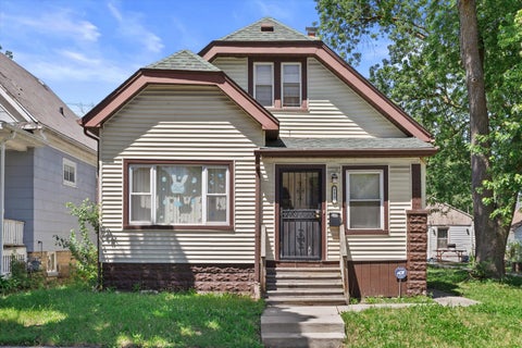 Photo of 3118 W Fairmount Ave, Milwaukee, WI 53209 (MLS # 1968770)
