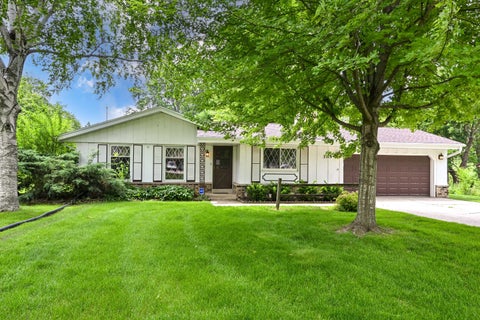 Photo of 3319 W Woodward Dr, Franklin, WI 53132 (MLS # 1969796)