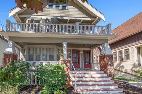 Photo of 1845 N Warren Ave, Milwaukee, WI 53202 (MLS # 1955634)