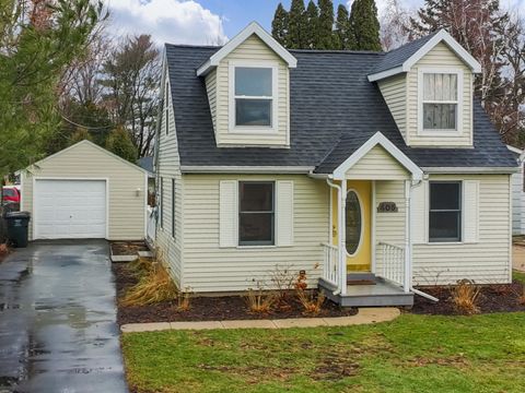 Photo of 405 1st St, Walworth, WI 53184 (MLS # 1947165)