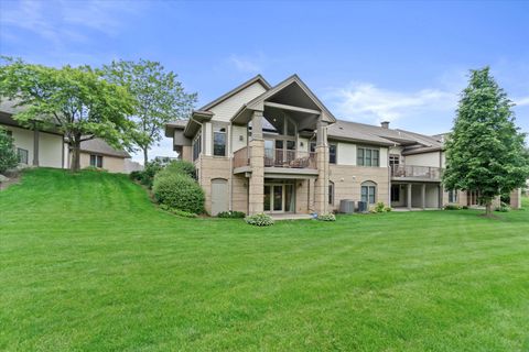Photo of 7510 W Tuckaway Pines Cir, Franklin, WI 53132 (MLS # 1933305)