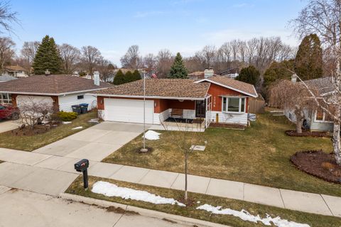 Photo of 1736 Knoll Crest Dr, Sheboygan, WI 53081 (MLS # 1955212)
