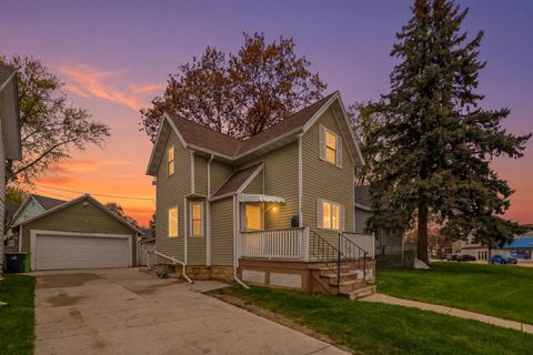 Photo of 716 N Spring St, Beaver Dam, WI 53916 (MLS # 1959960)