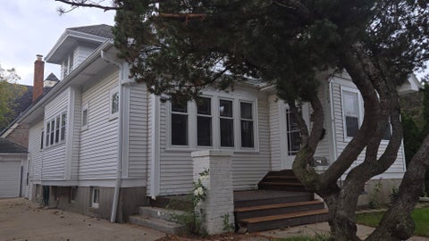 Photo of 5925 W Lloyd St, Milwaukee, WI 53208 (MLS # 1985491)