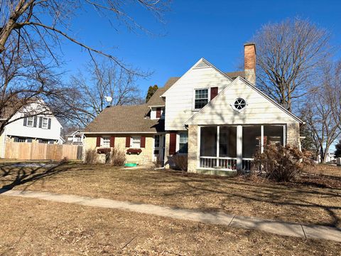 Photo of 12 E Rockwell St, Elkhorn, WI 53121 (MLS # 1954052)