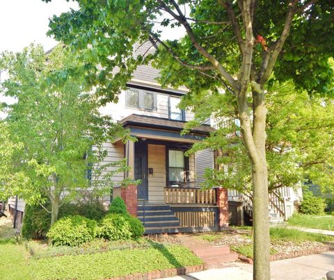 Photo of 2736 N OAKLAND Ave, Milwaukee, WI 53211 (MLS # 1949910)