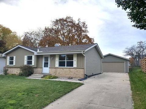 Photo of 628 Victoria St, West Bend, WI 53090 (MLS # 1942128)