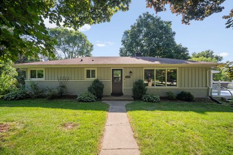 Photo of 8220 S 68th St, Franklin, WI 53132 (MLS # 1925945)