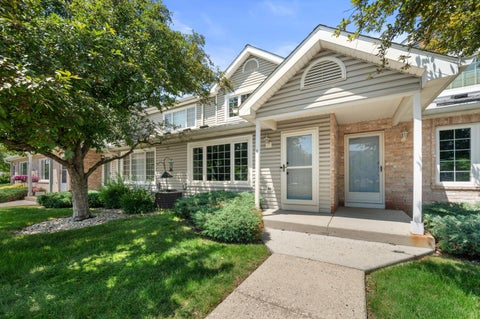 Photo of 10154 W Whitnall Edge Dr, Franklin, WI 53132 (MLS # 1971329)