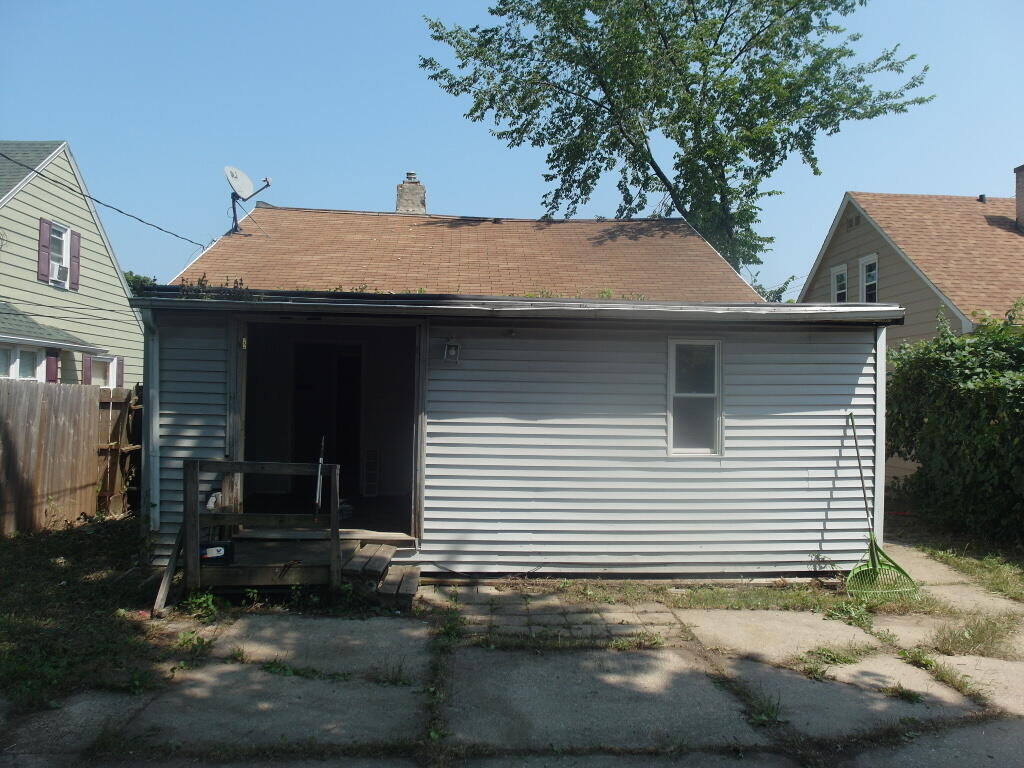 Milwaukee, Wisconsin 53209, United States, 2 Bedrooms Bedrooms, ,1 BathroomBathrooms,Residential,Pending,189498