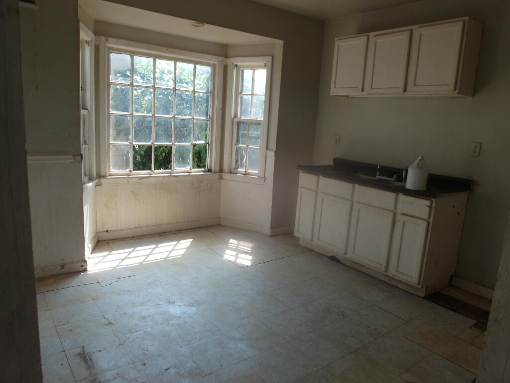 Milwaukee, Wisconsin 53209, United States, 2 Bedrooms Bedrooms, ,1 BathroomBathrooms,Residential,Pending,189498