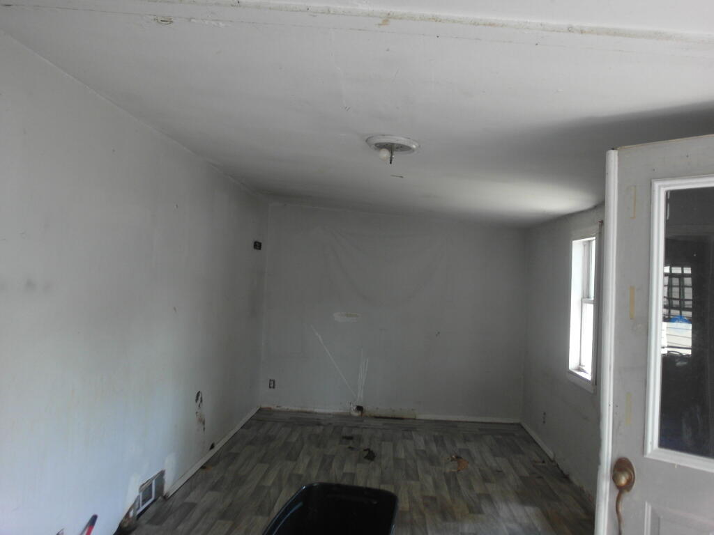 Milwaukee, Wisconsin 53209, United States, 2 Bedrooms Bedrooms, ,1 BathroomBathrooms,Residential,Pending,189498