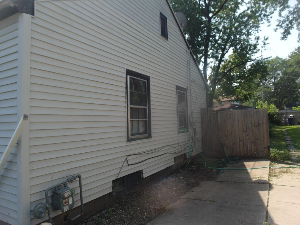 Milwaukee, Wisconsin 53209, United States, 2 Bedrooms Bedrooms, ,1 BathroomBathrooms,Residential,Pending,189498