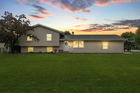 Photo of 7501 S 72nd St, Franklin, WI 53132 (MLS # 1918896)