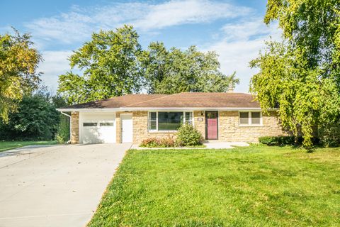 Photo of W177N8635 Lynwood Dr, Menomonee Falls, WI 53051 (MLS # 1938217)