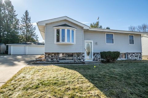 Photo of 1511 Roosevelt Dr S, West Bend, WI 53090 (MLS # 1951046)